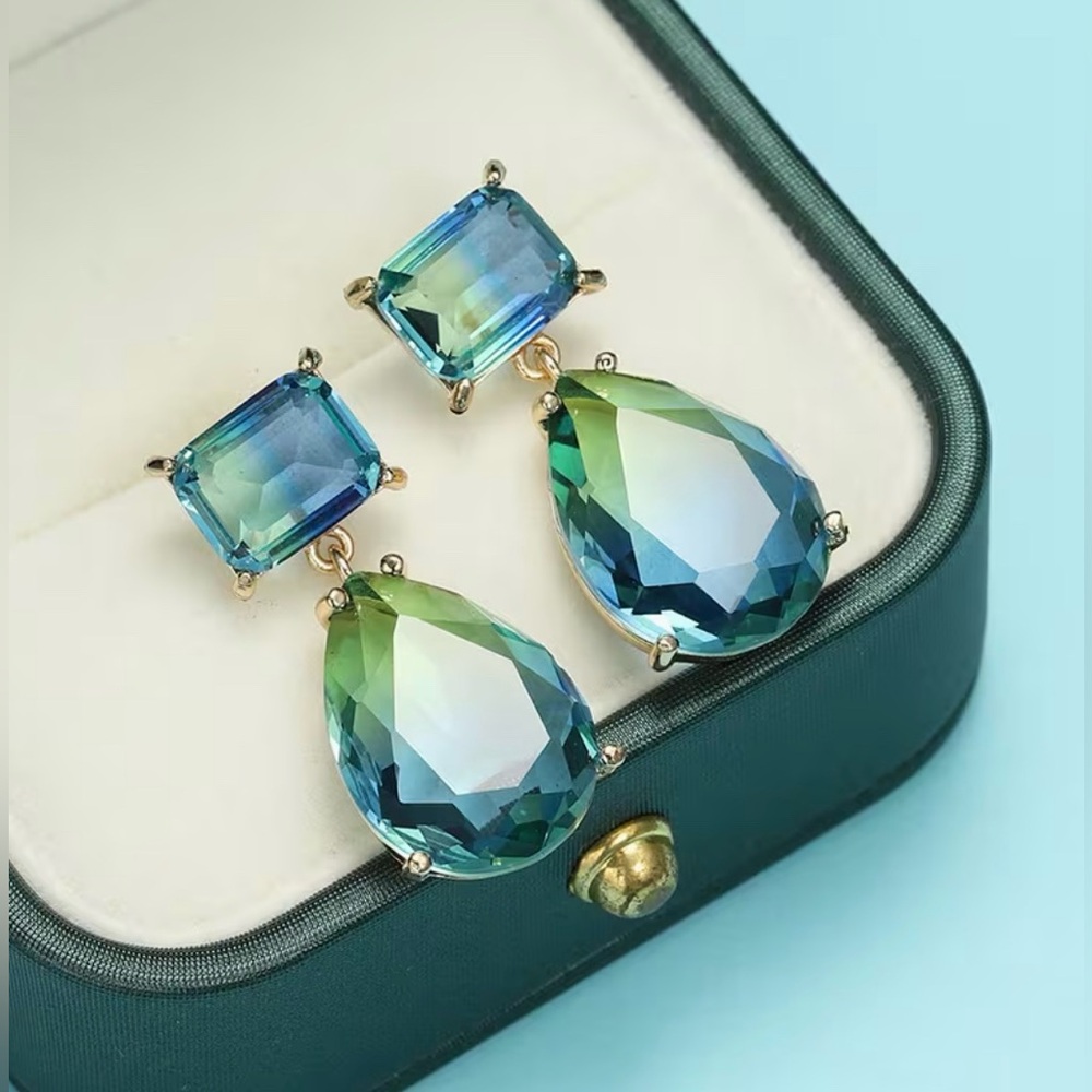 Faceted Teardrop Prong Set Dangle Earrings Gorgeous Modern New